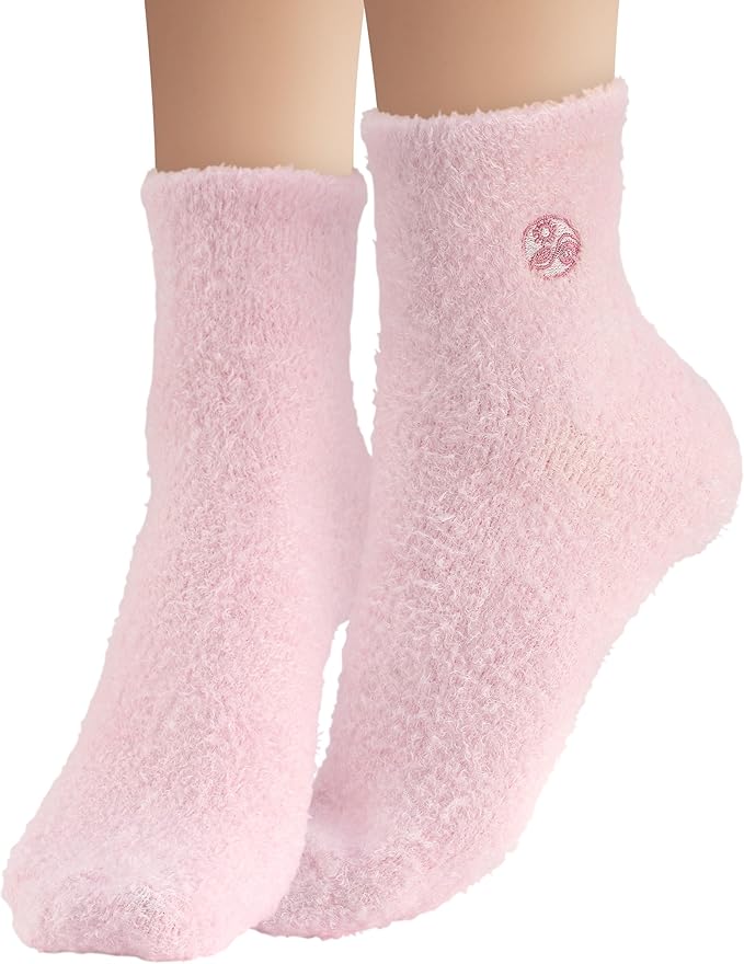 Earth Therapeutics Aloe Vera Socks – Infused with natural aloe vera & Vitamin E – Helps Dry Feet, Cracked Heels, Calluses,Use with Favorite Lotion for Spa Pedicure – Pink/Polka Dots,2 Pairs